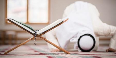 هل يجوز الصلاة في القطار عند دخول الوقت؟.. أمين الفتوى يجيب