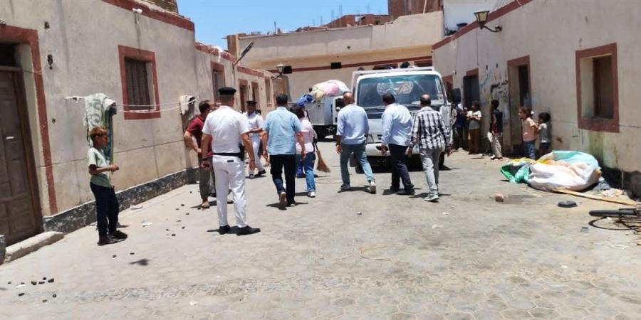 ضبط اسطوانات اكسجين وموازين بمخزن خردة شمال الغردقة