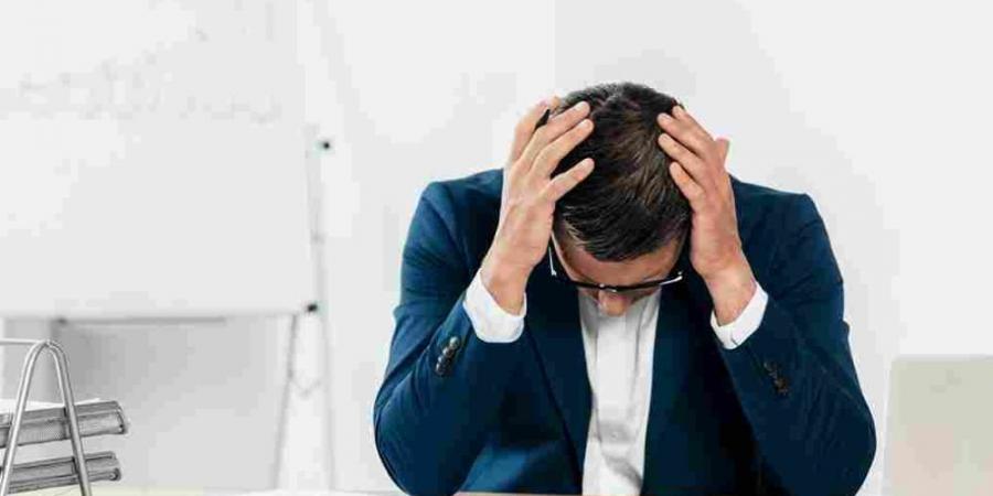 كيف يدمّر الضغط النفسي صحة البشرة دون أن تلاحظ؟