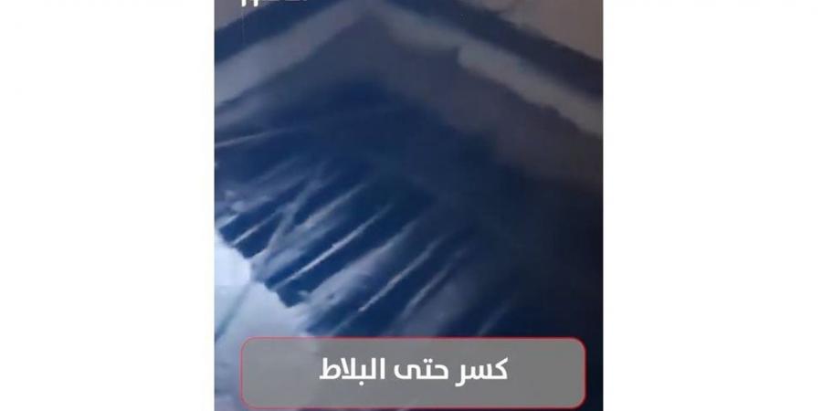 زوج يدمر شقة الزوجية قبل تسليمها لطليقته وأولاده (فيديو)