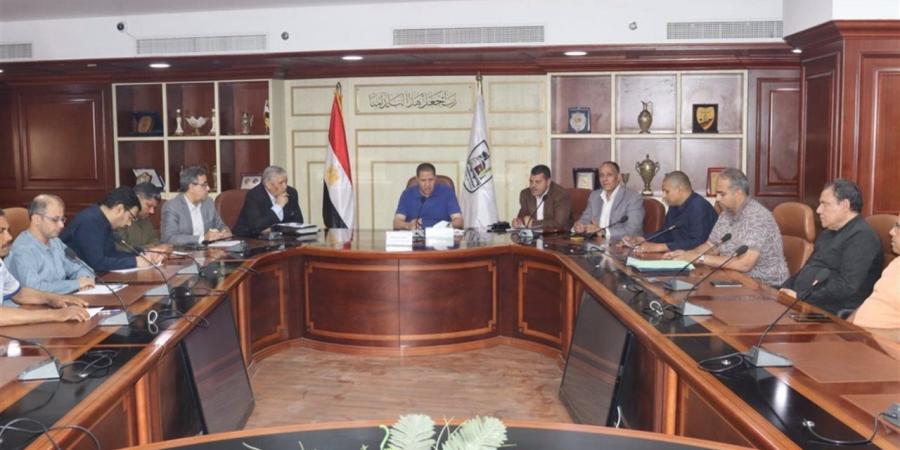سكرتير عام بني سويف يناقش مستجدات الموقف التنفيذي والمالي لمشروعات الخطة الاستثمارية